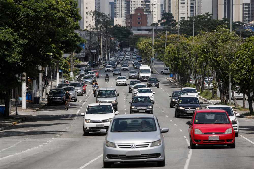 Trânsito de avenida durante o dia